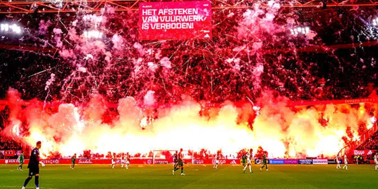 Laga Ajax vs Groningen Dibatalkan Setelah Kembang Api dan Suar Dinyalakan