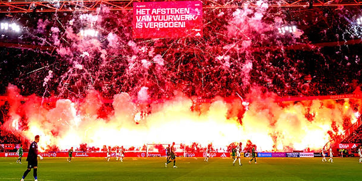 Laga Ajax vs Groningen Dibatalkan Setelah Kembang Api dan Suar Dinyalakan
